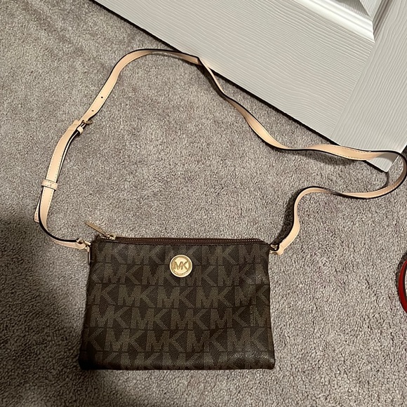 Michael Kors crossbody purse - Picture 1 of 6